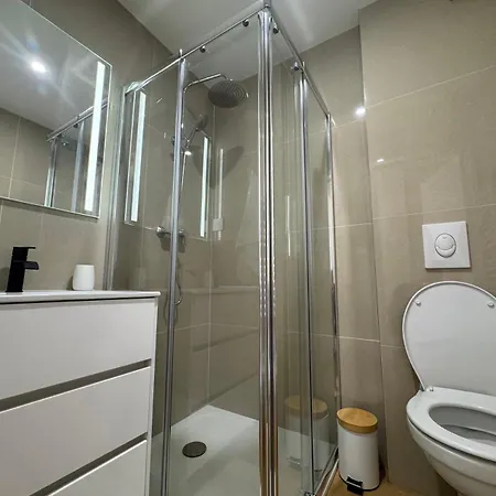בית נופש Tiny House De Romy, 4 Personnes, Pieds Dans L'eau אגדה